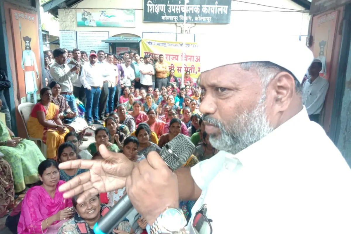शिक्षण उपसंचालक कार्यालयासमोर शिक्षकांना संबोधित करताना