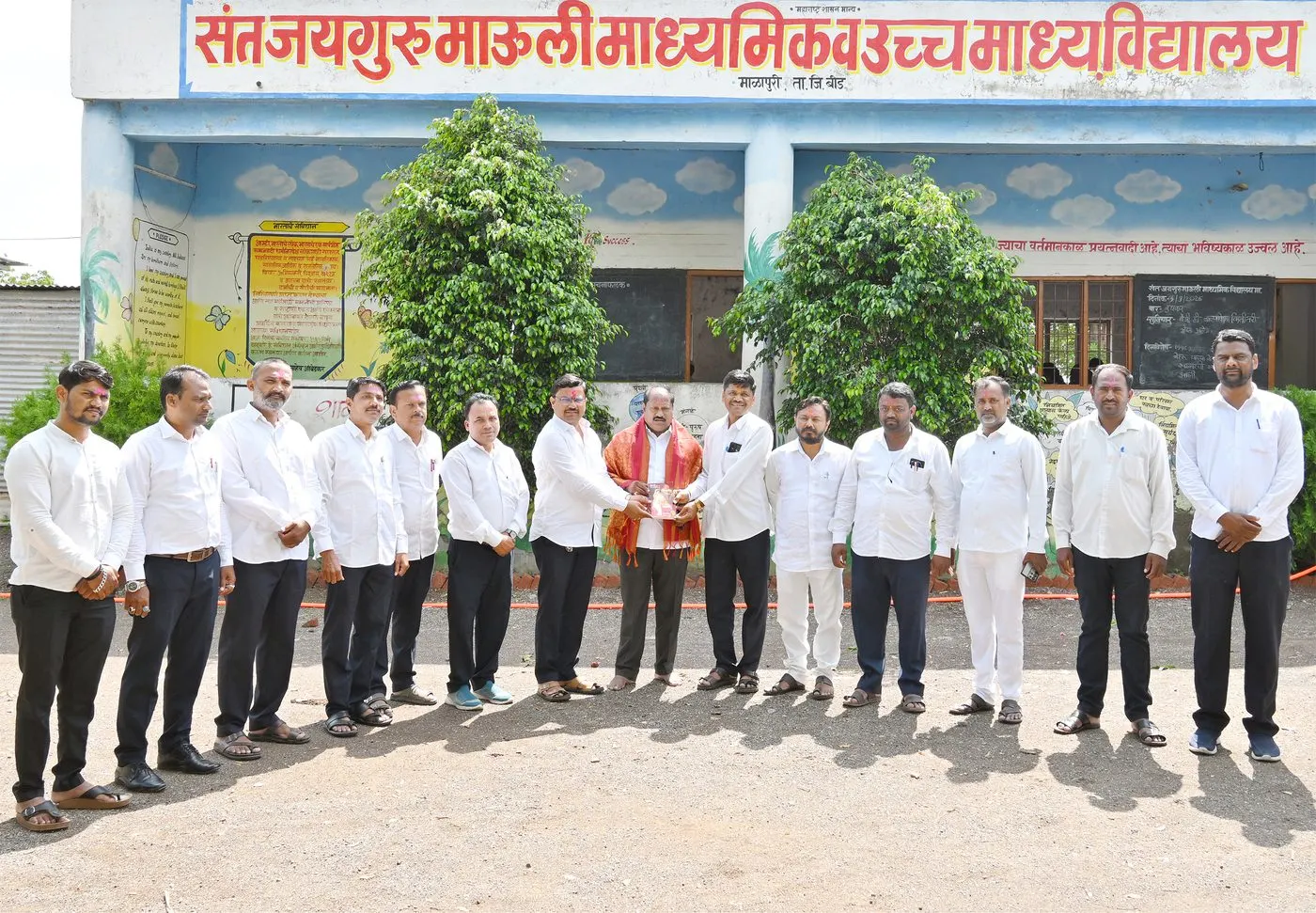 बीड दौऱ्यात संतजयगुरुमाऊली विद्यालयातील शिक्षकांसोबत